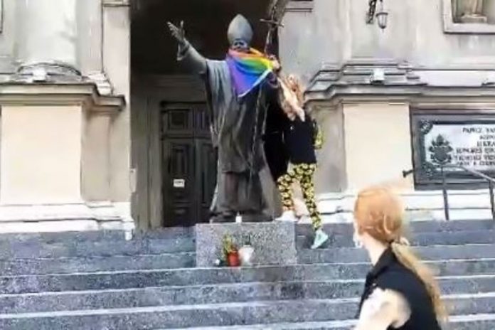 Flaga LGBT na pomniku św. Jana Pawła II w Warszawie