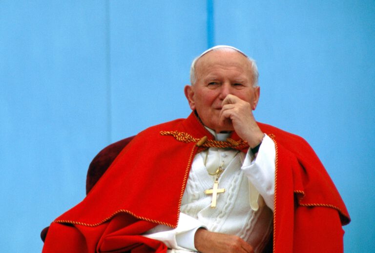 Papież Franciszek oburzony atakami na św. Jana Pawła II