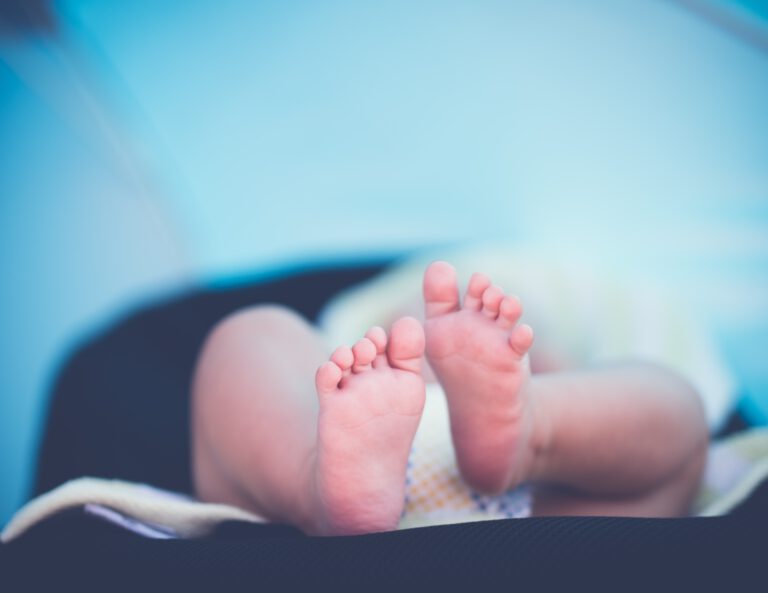 Anglia: rodzice przez 10 godzin oglądali śmierć abortowanego dziecka