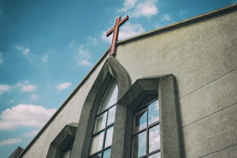 Dewastacja Bazyliki Świętego Krzyża w Warszawie