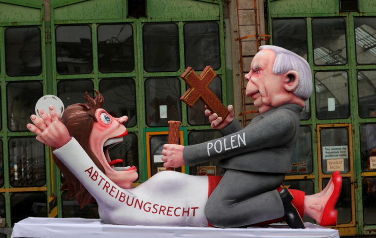 Niemcy: platforma karnawałowa obrażająca Polaków i ich uczucia religijne