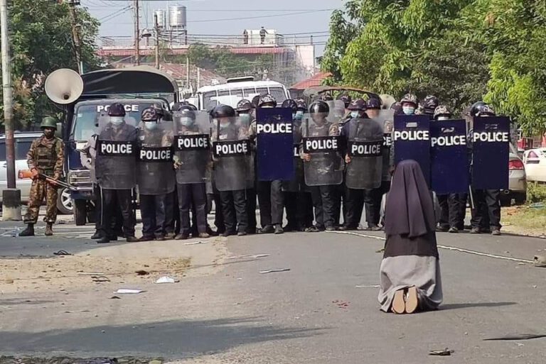 Birma: siostra zakonna zatrzymała policję przed atakiem na demonstrantów