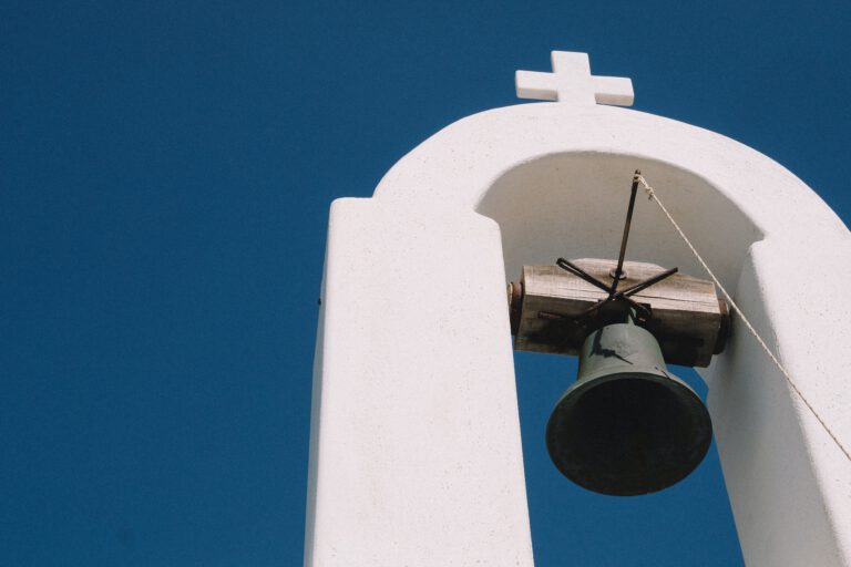 Czy jest wykroczeniem bicie kościelnych dzwonów przywołujących wiernych na Mszę Świętą?