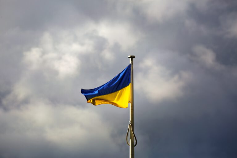Kijów: ludzie szukają schronienia w kościołach